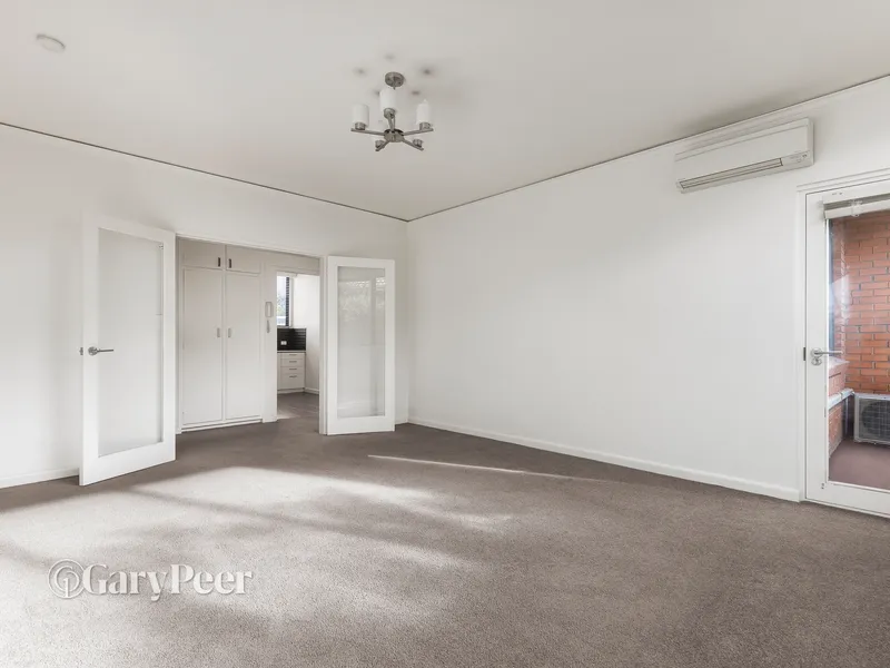 Bright and Spacious Two Bedroom in the heart of Caufield North