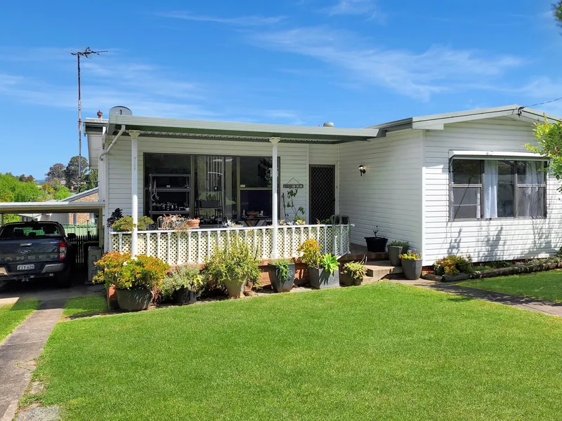 Charming three-bedroom cottage with pool