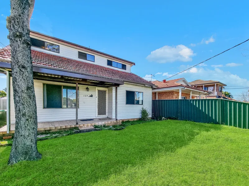 Brilliant Location – 5 Bedroom Family Home with a long drive + carport
