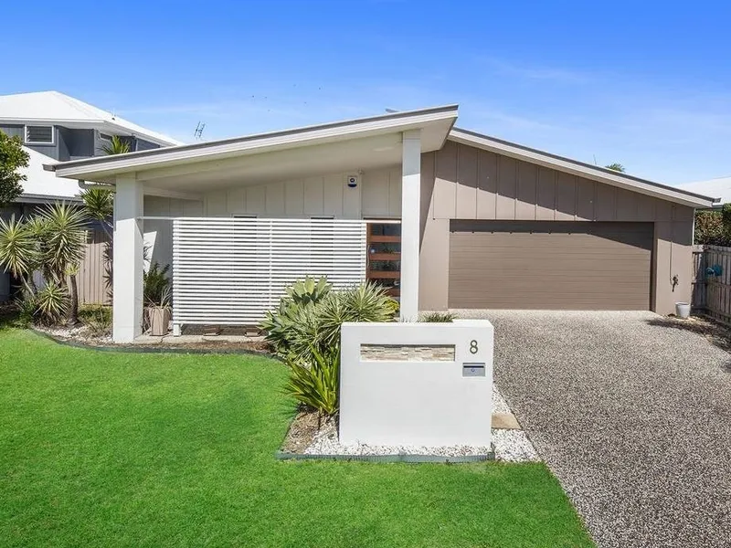 Family Home with Pool - Walk to Beach and Cafes!