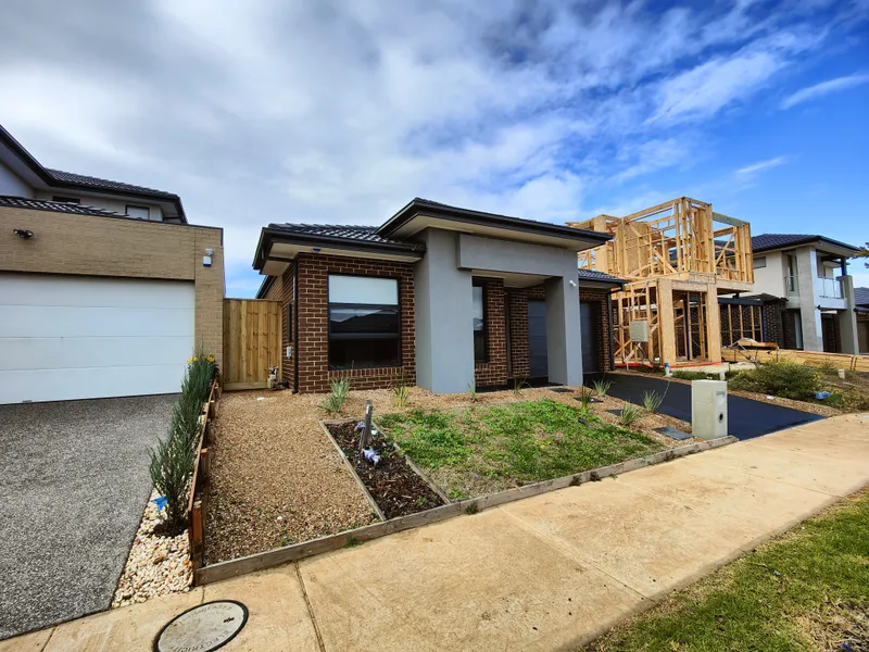 Experience Enviable Living: Stunning Rental Property in a Prime Location