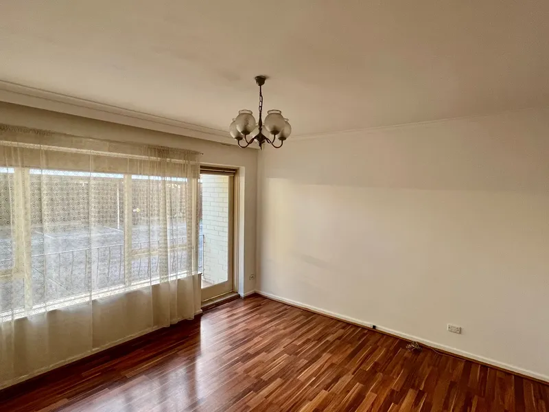 Charming apartment in Carnegie - Newly Painted and Ready for You to Call Home