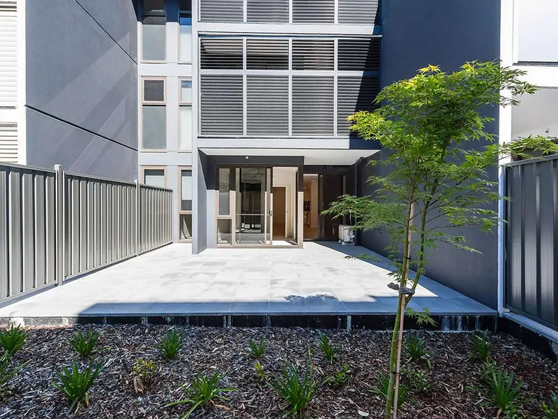 MODERN TWO-BEDROOM APARTMENT WITH LARGE COURTYARD