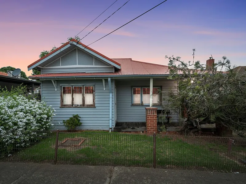 A Rare Period Find/Brilliant Central Sunshine Location!