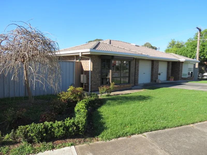 Comfy Home, Close to Public Transport - Garden Service Included!