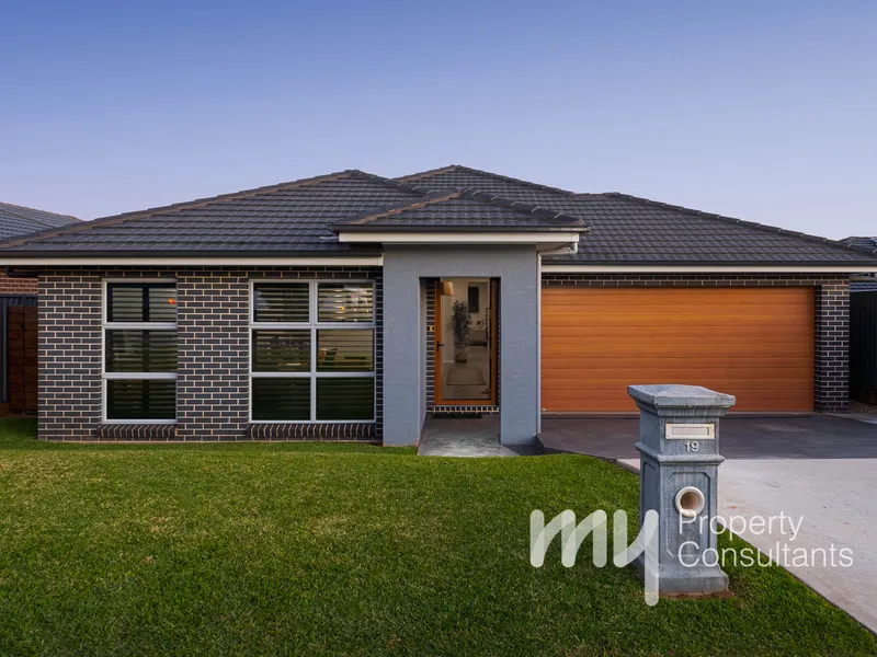 FAMILY STUNNER IN SPRING FARM!