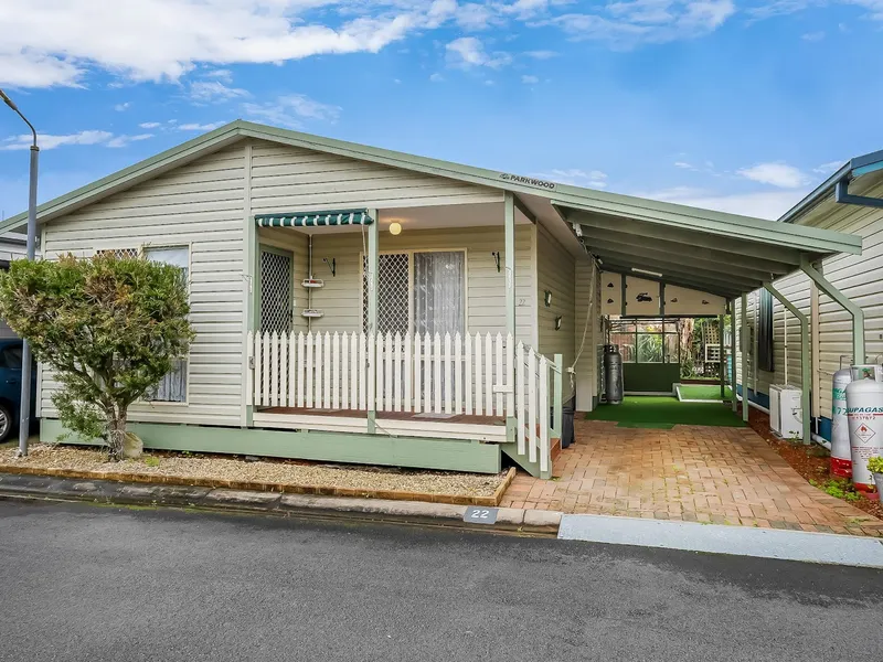 Lakeside 2 Bedroom 1 Bathroom Villa!