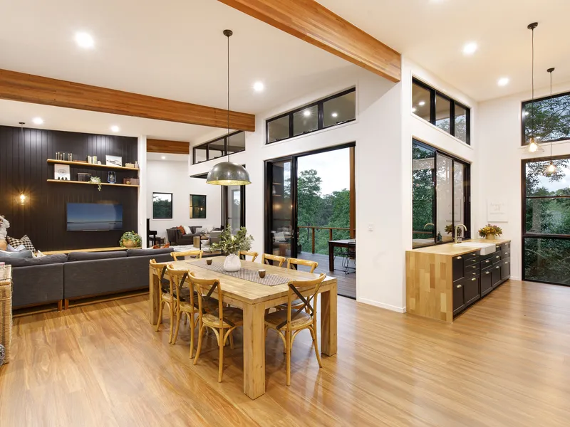 Tranquil, Unique, Ultra -Modern Family Home, 12 minutes to Noosa