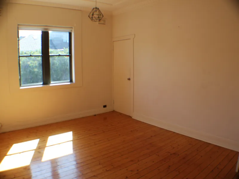 Spacious 2 br, sunroom + New Bathroom