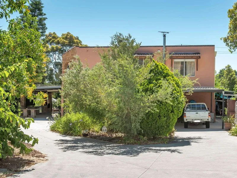 Large Country Style home on huge block!