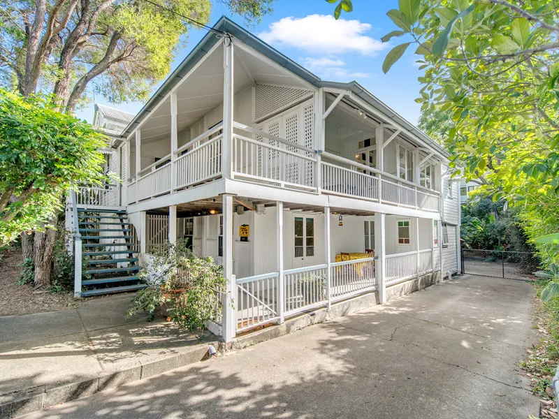 Beautiful Queenslander with Large Deck.