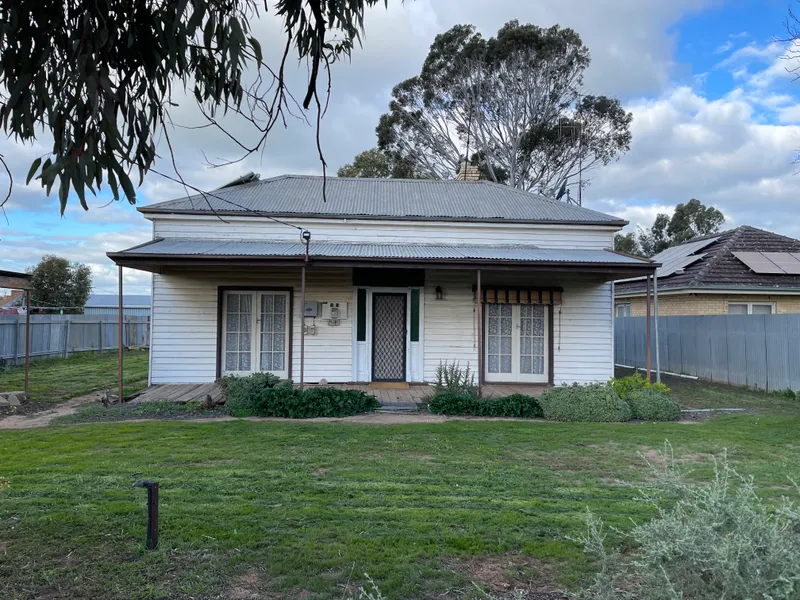 Fully Furnished Lovely Two Bedroom Home (possible third/study)