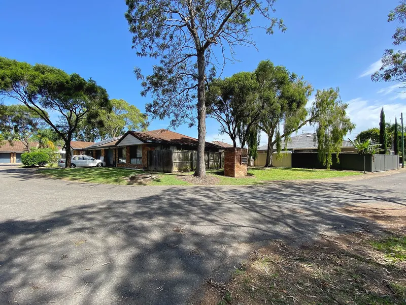 RENOVATOR - SINGLE LEVEL 3 BEDROOM DUPLEX