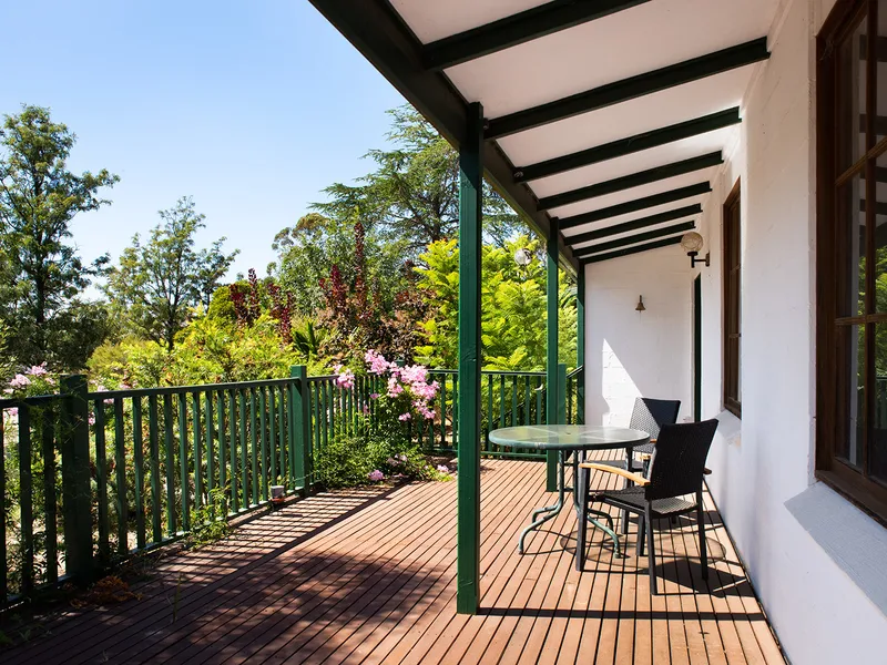 SPLENDID SPACES OFFER A COUNTRY FEEL WITH VILLAGE CONVENIENCE Bush-land at your doorstep with town services!