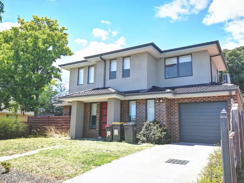 UNFURNISHED - MODERN FOUR-BEDROOM CORNER TOWNHOUSE IN QUIET NEIGHBORHOOD - CLOSE TO HUNTINGDALE STATION
