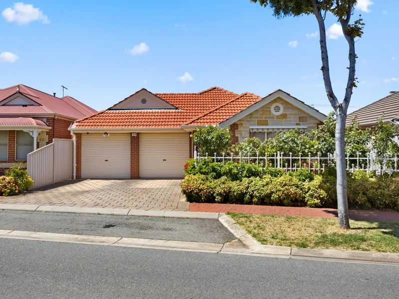Sandstone Fronted Courtyard Home On City's Edge