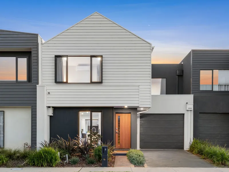 Coastal dual level home in the heart of Anchoridge