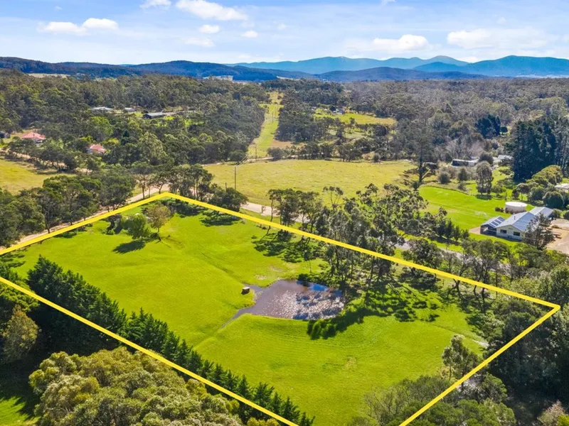 Picturesque Park-like acres in Village