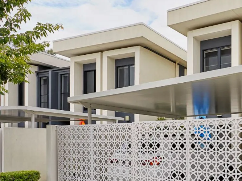 MAGNIFICENT AND ELEGAN TOWNHOUSE IN THE PRESTIGIOUS GLADES GOLF CLUB