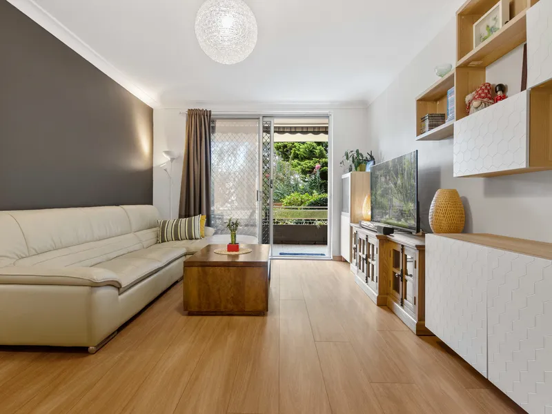 Stylish Sanctuary Steps To The Bus, Shops And Cafes