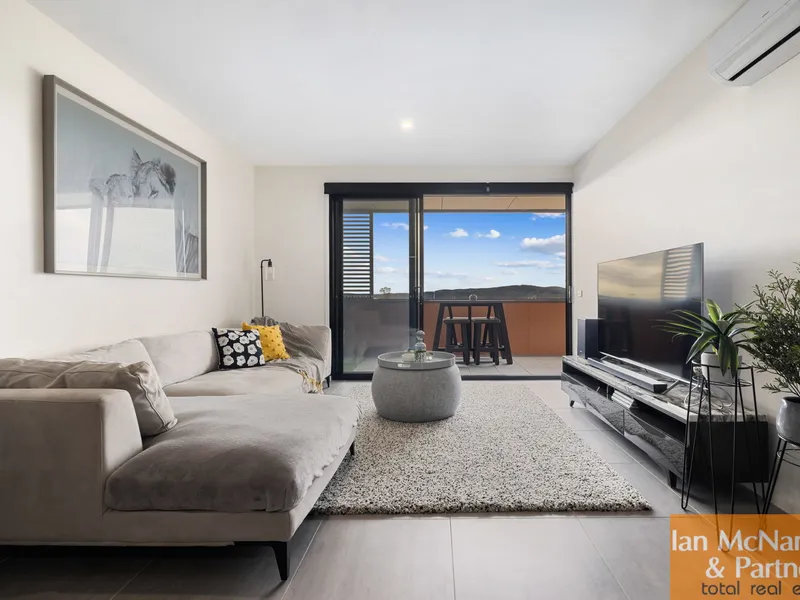Immaculately Presented 2 Bedroom Apartment with a View !