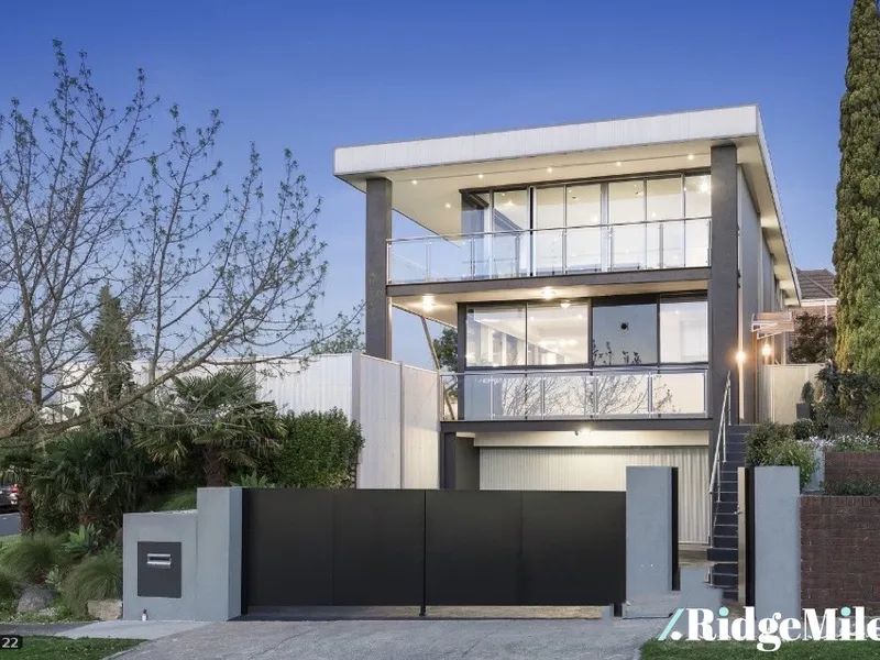 Solid family house with uninterrupted northerly view in KEW