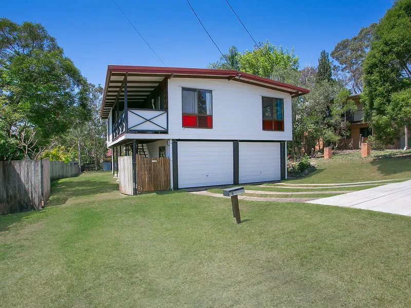 HIghset House sitting on 1018m2 with a large covered back deck overlooking the backyard!
