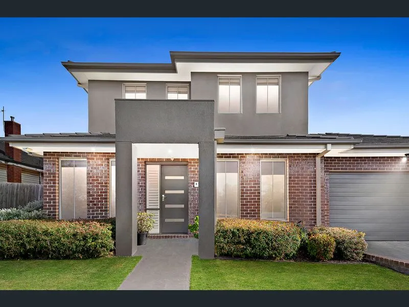 STYLISH & MODERN TOWNHOUSE IN BURWOOD CLOSE TO AMENTITES & MANY MORE!
