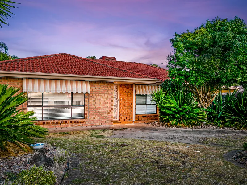 c1990 Gem on the edge of Linear Park