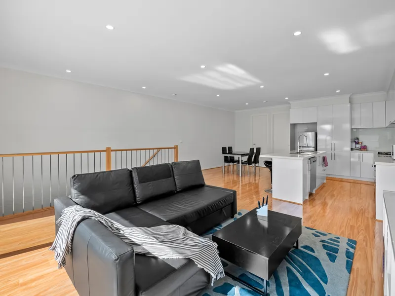 Convenient Low-maintenance Lifestyle – Large Contemporary Home