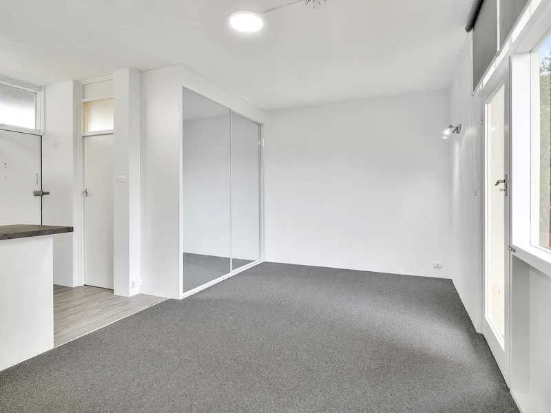 North facing sunny aspect with Harbour Views, easy walk to North Sydney