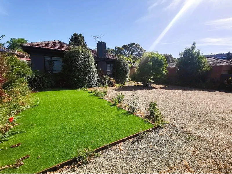 Entertaining family home with spacious front and back yard
