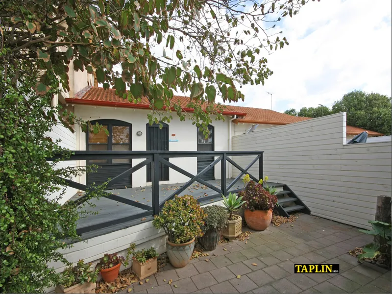 MODERN 2 BEDROOM UNIT CLOSE TO THE BEACH