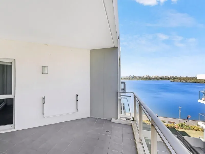 Bellagio - Spacious two bedroom apartment with water views 