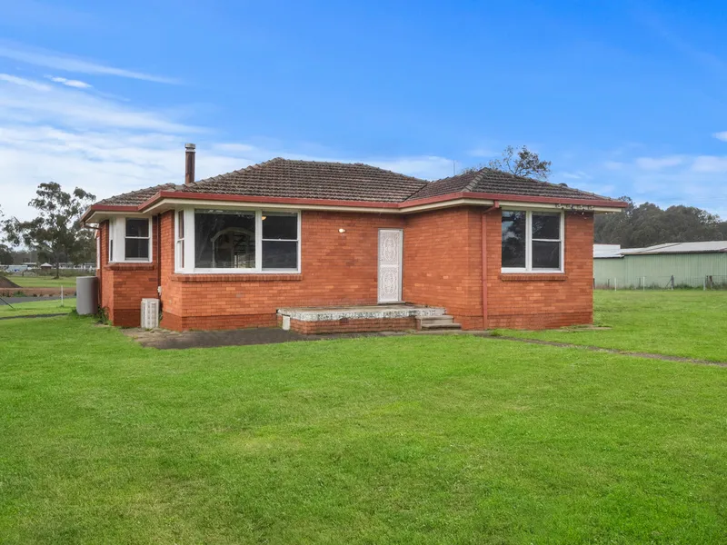 COSY BRICK NEST ON SMALL ACREAGE - OPTION FOR TRUCK PARKING