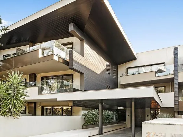 Freshly Painted Stylish One Bedroom with Private courtyard