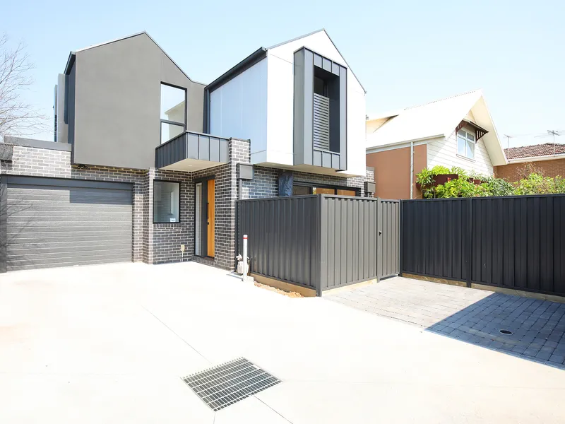 EXECUTIVE, LUXURIOUS & STUNNING!