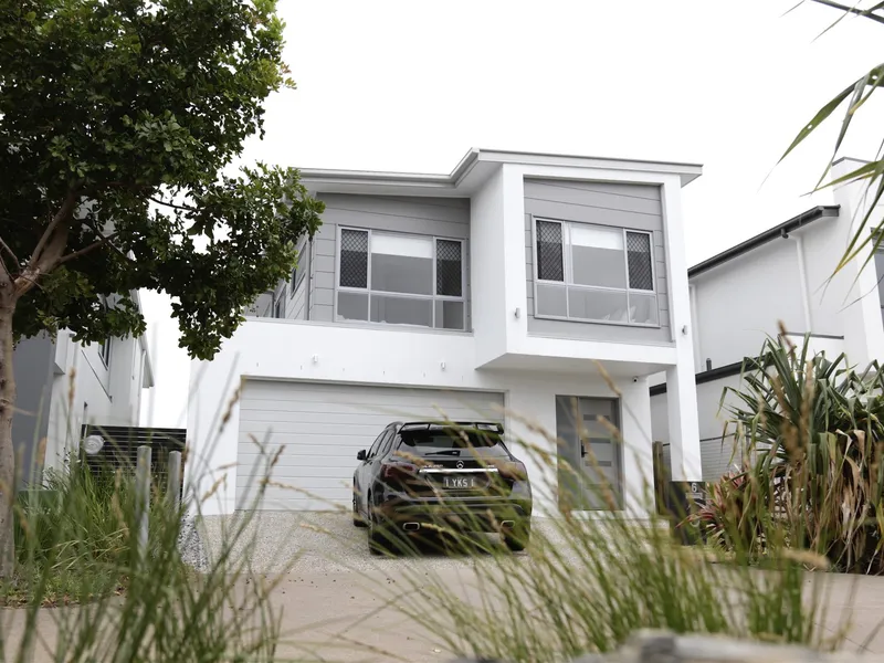 Modern stylish 4 bedrooms 3 bathrooms wonderful sized house with 2 car parking spaces situated in a quiet location