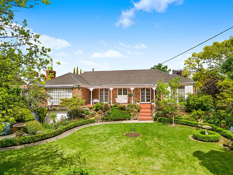 Elegant and Charming Extensive Family Home in Idyllic Location Overlooking the River!
