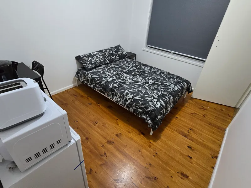 Double bed room with shared facilities available in Laverton now!