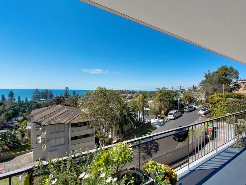 Modern Beachside Apartment with Panoramic Ocean Views