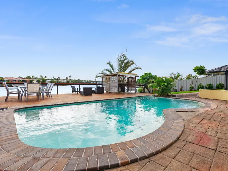 IDEAL WATERFRONT RENOVATOR IN PRIME POSITION