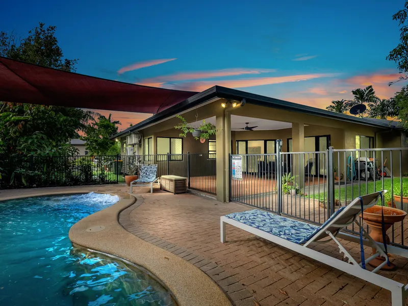 No Rear Neighbours, Walk to School, Very Private, Side Access