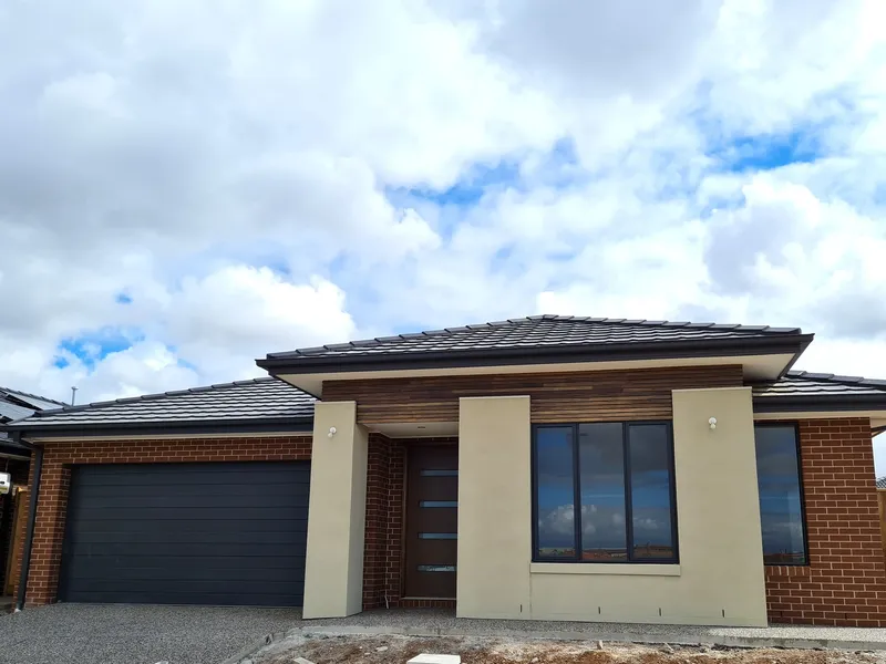 4  BEDROOM HOUSE IN A GREAT LOCATION!!