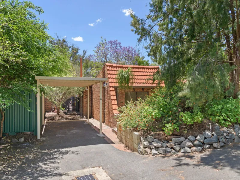 FANTASTIC VILLA IN TRANQUIL RIVER & PARKLAND LOCALE!!!