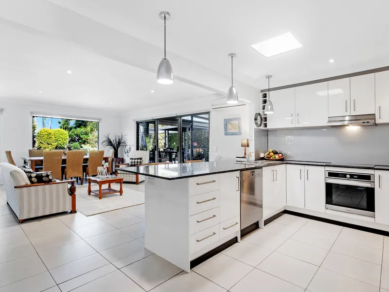 Light-Filled, Easy Living Oasis, 5 Minutes from Nobby Beach