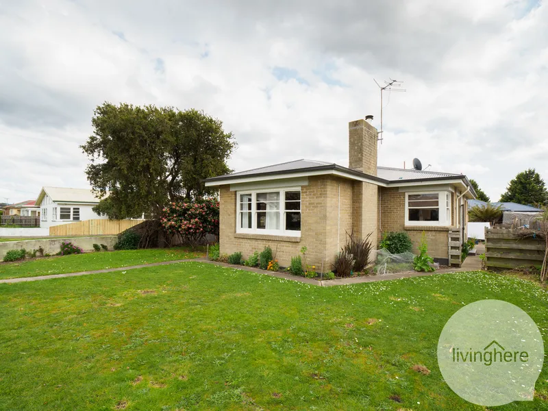 Family Home with Garage, Live Here!