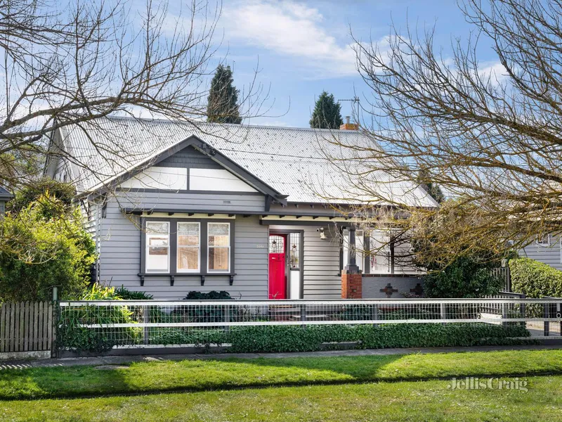 Exceptional family package in central Soldiers Hill on a generous 1115m2