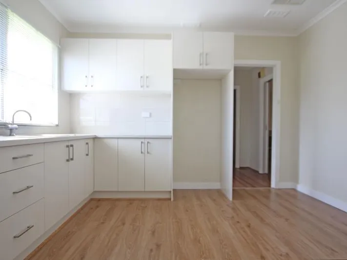 THREE BED CLOSE TO THE TRAIN STATION!