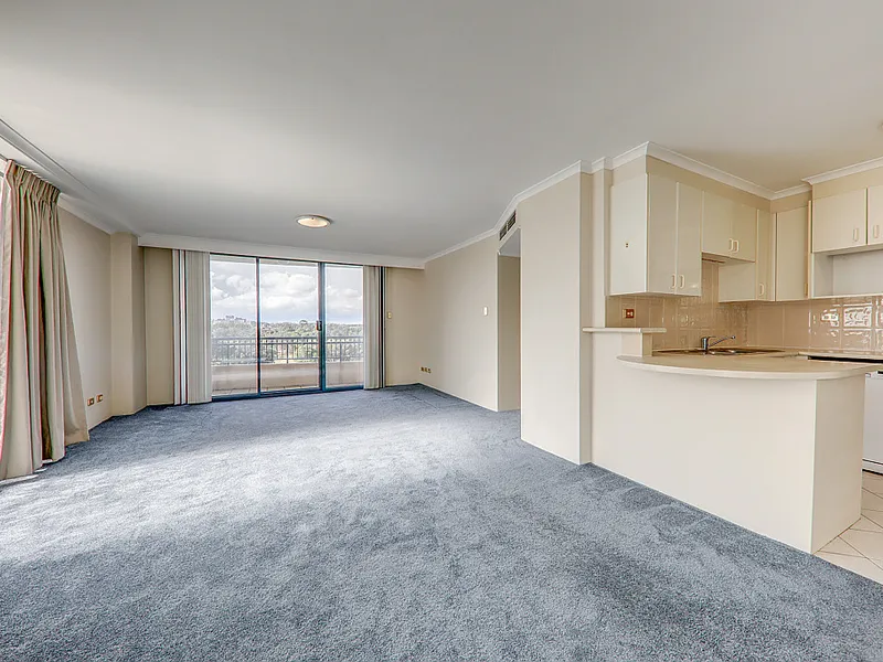 Light Filled 2 Bedroom Unit w/ Lift Access